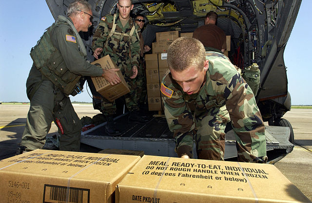 soldiers loading MREs