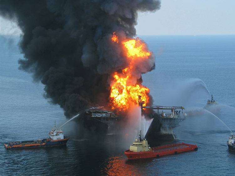 Deepwater Horizon oil rig on fire