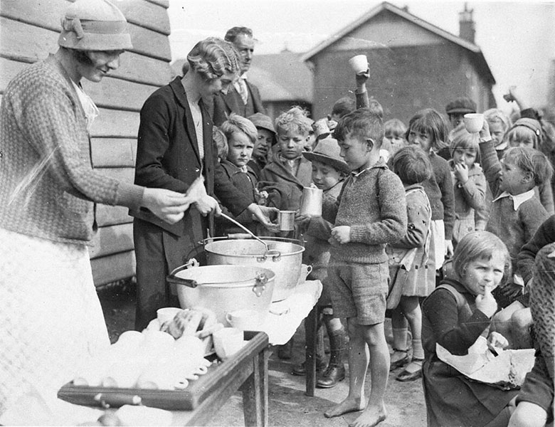 people handing out food during the Great Depression